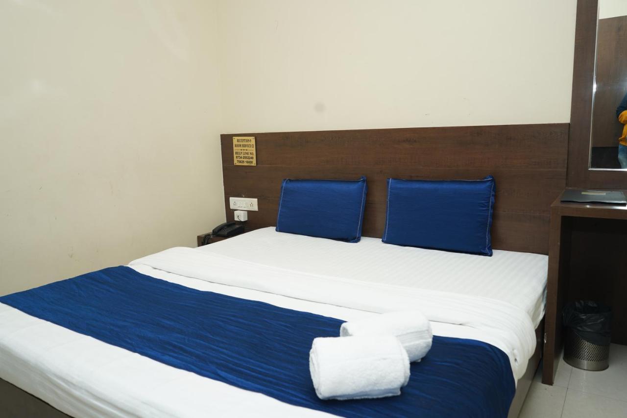 Hotel Satyug Uddzsaín Kültér fotó