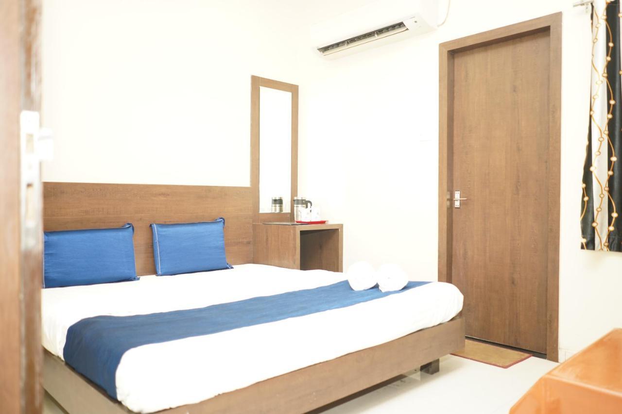 Hotel Satyug Uddzsaín Kültér fotó