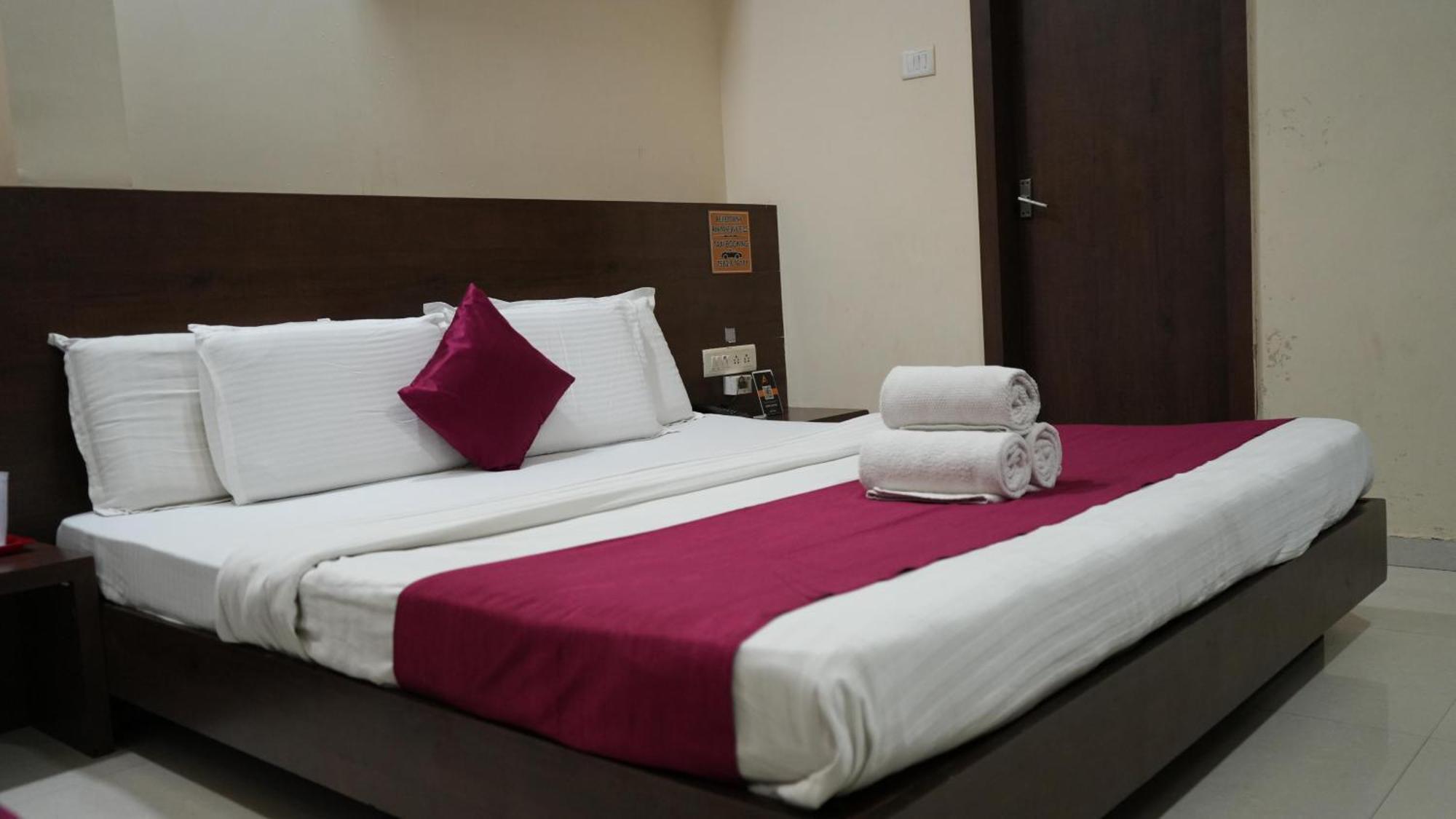 Hotel Satyug Uddzsaín Kültér fotó