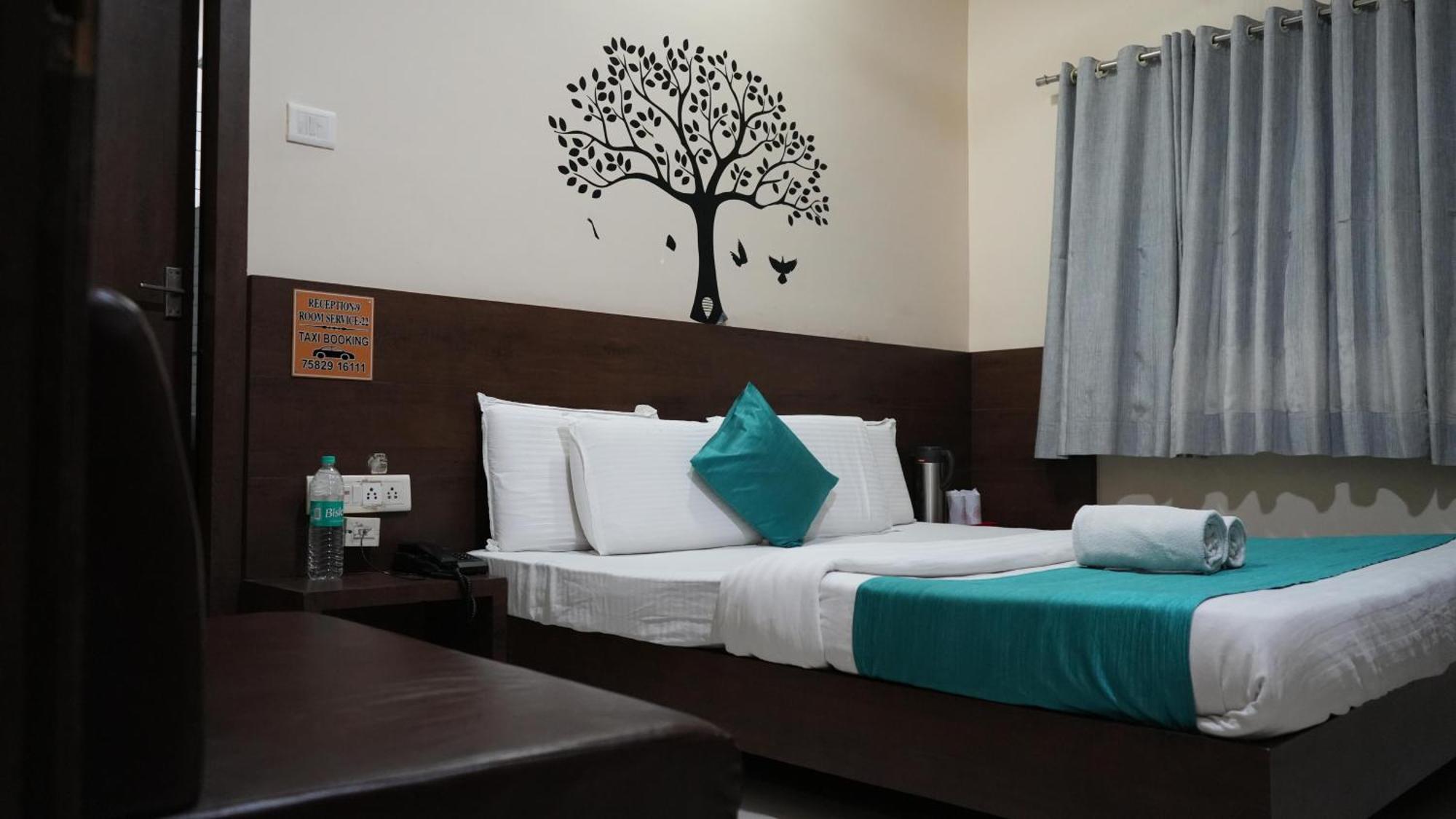 Hotel Satyug Uddzsaín Kültér fotó