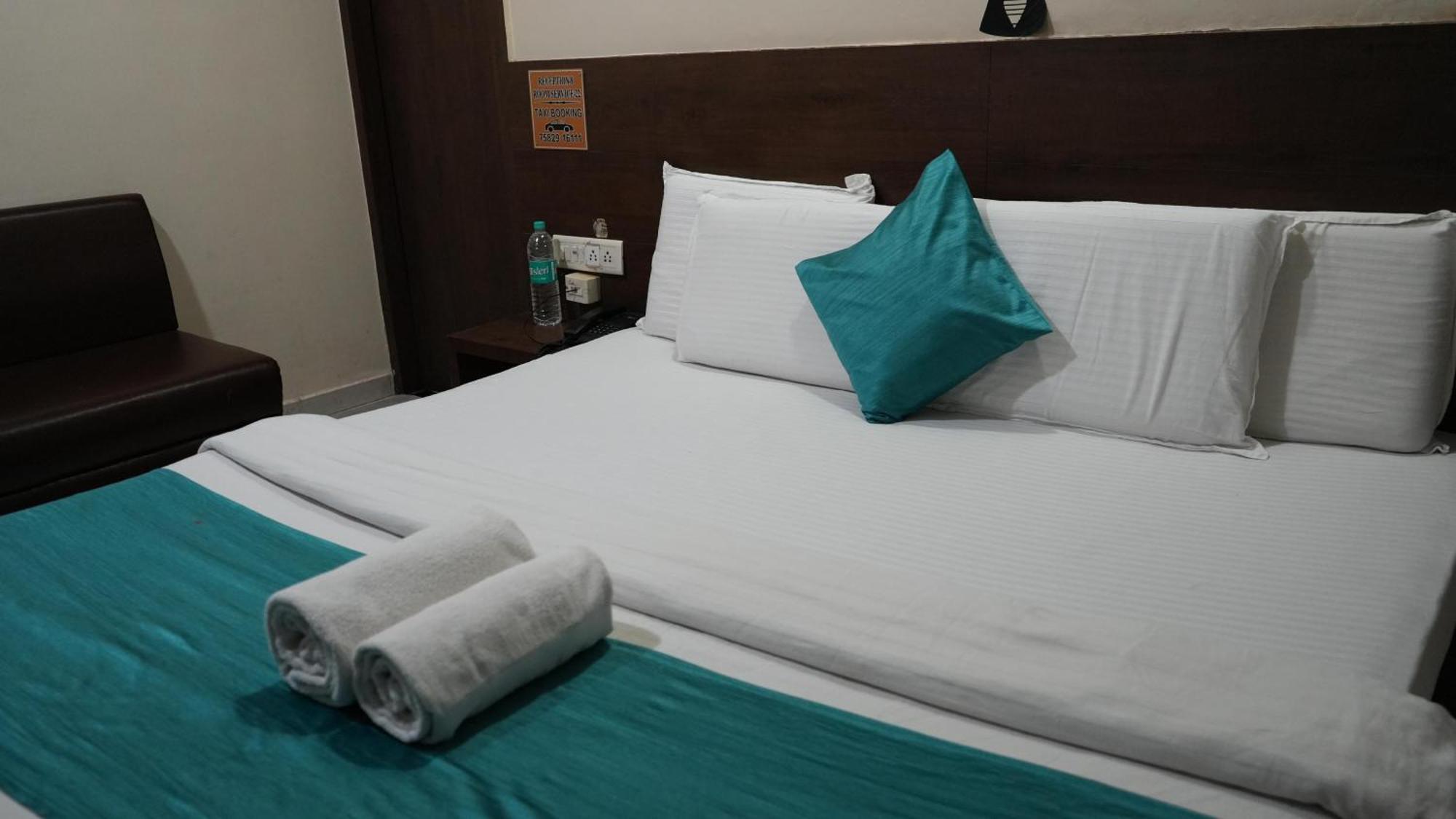 Hotel Satyug Uddzsaín Kültér fotó